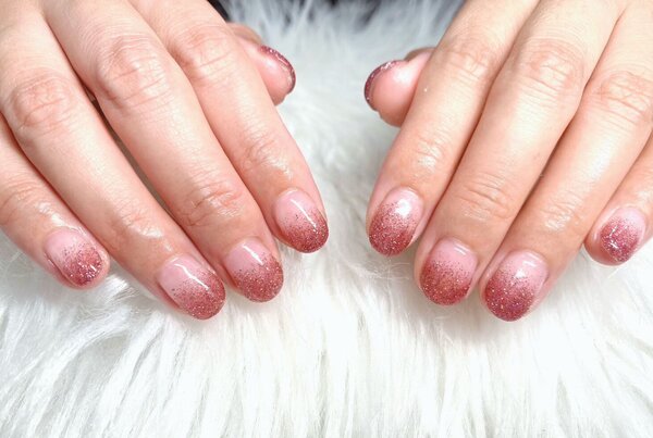 「ハンド グラデーション」赤とボルドーの間ような色味で、秋らしさもありラメでキラキラと存在感も抜群です！|Nail Salon Linda