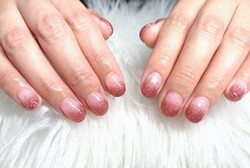 「ハンド グラデーション」赤とボルドーの間ような色味で、秋らしさもありラメでキラキラと存在感も抜群です！