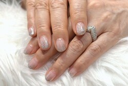 「ハンド ラメ・グラデーション」キラキラの強いラメもグラデーションで取り入れやすくなります^ ^|Nail Salon Linda