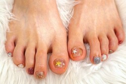 「フット ミドルコース」お持ち込みデザインです^ ^ フラッシュとシアーカラーに星がアクセントで可愛いです！|Nail Salon Linda