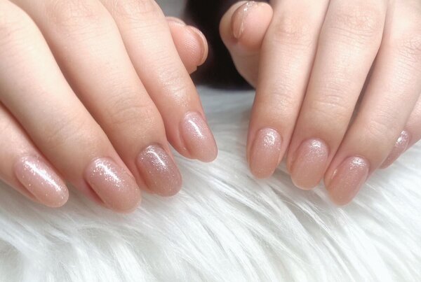 「ハンド ワンカラー」ピンクベージュのラメカラーで可愛らしく仕上がります！|Nail Salon Linda