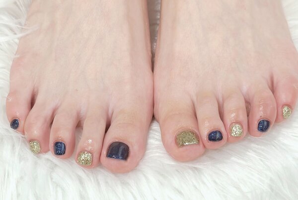 「フット ワンカラー」ネイビーとゴールドの組み合わせが秋っぽいです！ ラメは秋も大人気です^ ^|Nail Salon Linda