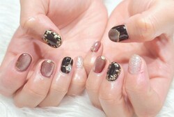 「ハンド ミドルコース」お好みのデザインにお応えします！ ブラウンやブラック、ゴールドなど秋カラーが人気です！|Nail Salon Linda
