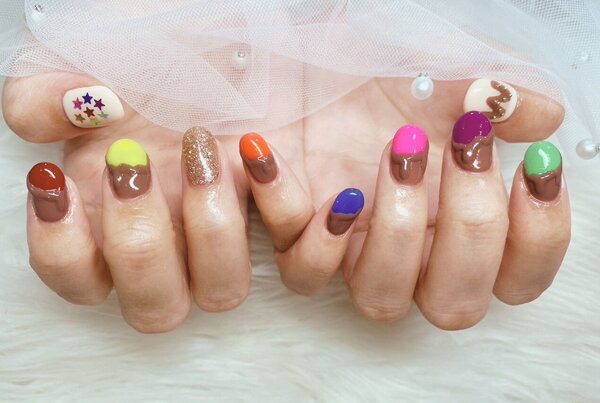 「ハンド ミドルコース」お客様の推し活ネイルです！ メンバーカラーも入れてチョコレートのようなネイルに！|Nail Salon Linda