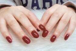 「ハンド ワンカラー」ボルドーカラーのネイルは秋に大人気です！ ぜひお試しください！
