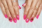 「ハンド 定額デザイン」ネオンピンクにさらにハートのパーツでアクセントに！|Nail Salon Linda