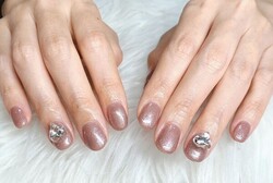 「ハンド 定額デザイン」この定額ネイル大人気です！ ハートの色もいくつかございますのでベースのお色味に合わせて付けます！