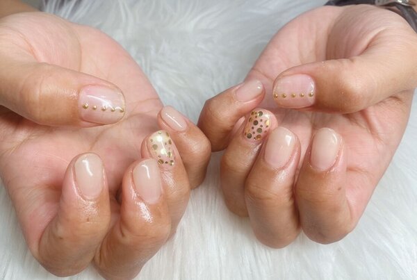 「ハンド 定額デザイン」シンプルなカラーとクリアベースにホロを乗せたデザインでとてもおしゃれです！|Nail Salon Linda