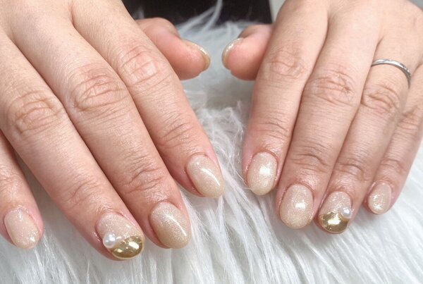 「ハンド 定額デザイン」細かめのラメをベースにミラーアートも入りキラキラ感たっぷりです！|Nail Salon Linda