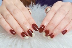 「ハンド 定額デザイン」ブラウンカラーにクリームベージュがとてもよくお似合いです！ ラメラインでくっきりします！