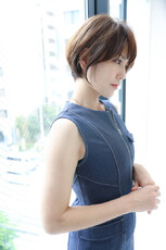 40・50代、空気感と艶をまとった、タイトなひし形ミニグラウルフ|Hair Make TOP SHAPE