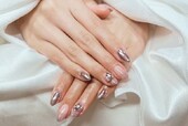 「ハンド ライトコース」キラキラをふんだんに使用した可愛いネイルです！|Nail Salon Linda