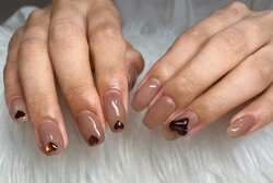 「ハンド 定額デザイン」シアー感のあるブラウンにハートのパーツで可愛らしさと秋らしさが出ていて、とても素敵です！