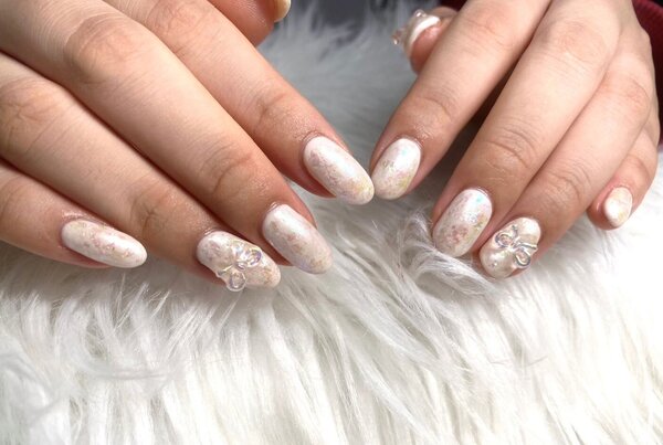 「ハンド ライトコース」ホワイトベージュベースにオーロラのホイルなどを散りばめていてとてもキラキラ可愛らしいデザインです|Nail Salon Linda