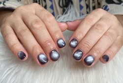 「ハンド マグネット ワンカラー」ネイビーとグレーの中間色のようなお色味でキラキラ艶々で素敵です！