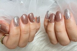 「ハンド 定額デザイン」ビジューパーツがとても綺麗な印象になります！ 大きさの違うラメを使うことでメリハリときらきら感が