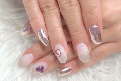 「ハンド ライトコース」お色味変更でホワイト系に^ ^ ホワイトゴールドのラメとパーツがアクセントです！|Nail Salon Linda