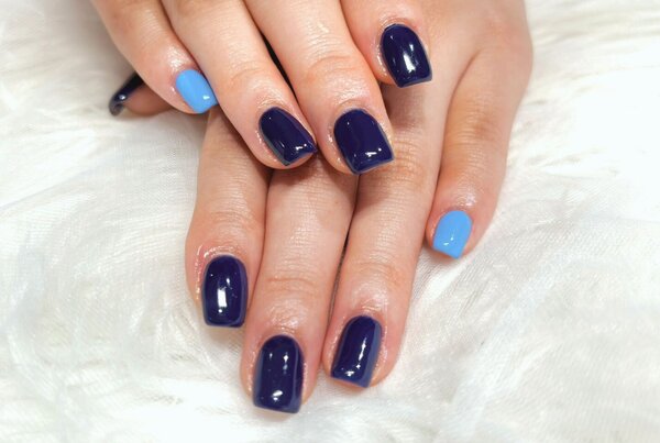 「ハンド ワンカラー」大人気のネイビーをベースに推しカラーをアクセントに使いました^ ^ 2色まで同一料金ですのでお試し|Nail Salon Linda