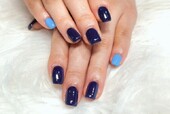 「ハンド ワンカラー」大人気のネイビーをベースに推しカラーをアクセントに使いました^ ^ 2色まで同一料金ですのでお試し|Nail Salon Linda