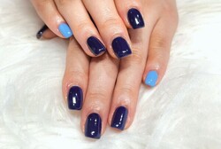 「ハンド ワンカラー」大人気のネイビーをベースに推しカラーをアクセントに使いました^ ^ 2色まで同一料金ですのでお試し|Nail Salon Linda
