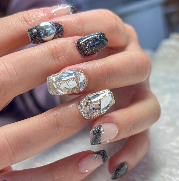 黒ラメだけど、重くない。大人可愛いキラキラネイル|ネイルサロン・スクールＨａｐｐｙ