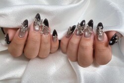 「ハンド ミドルコース」マグネットベースに黒のフレンチで艶感とかっこよさが出て素敵です！ パーツもシルバーで統一感を！