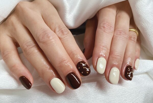 「ハンド 定額デザイン」秋らしい、茶色味のあるボルドーカラーとベージュの相性抜群です！|Nail Salon Linda