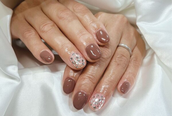 「ハンド 定額デザイン」定額ネイル色変え！ 秋らしい色でポイントにシルバーアクセントを入れて！ |Nail Salon Linda