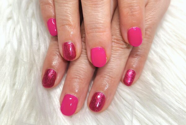 「ハンド ワンカラー」鮮やピンクの可愛いネイルです！ ワンカラーでもしっかり目立ちます^ ^|Nail Salon Linda