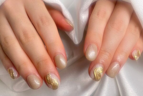 「ハンド 定額デザイン」ゴールドで統一感をだしゴージャスに！ キラキラ輝いています！ |Nail Salon Linda