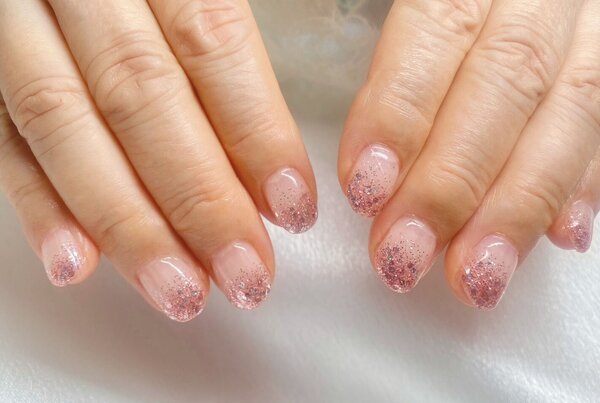 「ハンド ラメ・グラデーション」クリアベースになるので伸びてきた時に気になりづらいところもおすすめです！|Nail Salon Linda