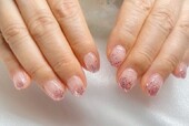 「ハンド ラメ・グラデーション」クリアベースになるので伸びてきた時に気になりづらいところもおすすめです！|Nail Salon Linda