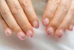 「ハンド ラメ・グラデーション」クリアベースになるので伸びてきた時に気になりづらいところもおすすめです！