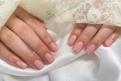 「ハンド ワンカラー」職場に合わせてシンプルなスキンカラーに！ 一色塗るだけでとても綺麗になります！