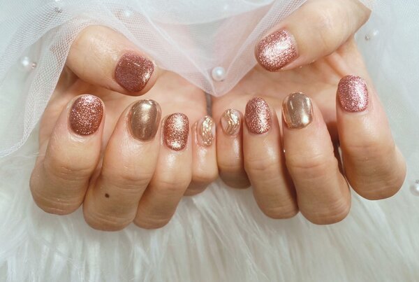 「ハンド 定額デザイン」ピンクラメとピンクゴールドミラーでキラキラ感が強く可愛らしい雰囲気になります！|Nail Salon Linda