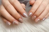 「ハンド 定額デザイン」上品なカラーにビジューパーツでおしゃれかつ華やかです！|Nail Salon Linda