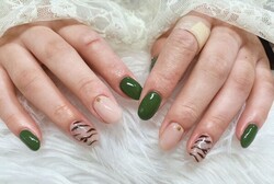 「ハンド 定額デザイン」深みのあるグリーンが秋冬らしさを引き出してくれています！|Nail Salon Linda
