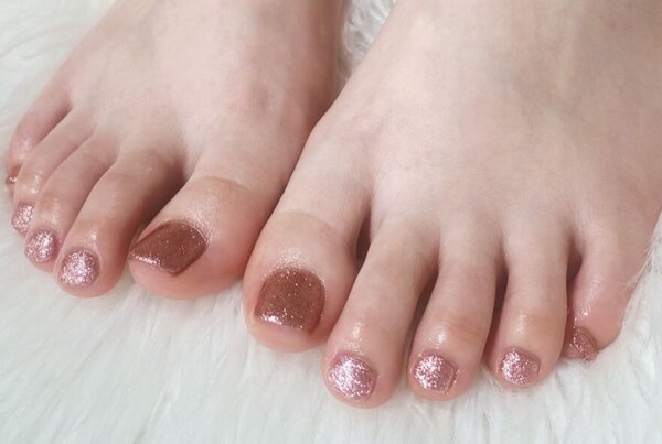 「フット ワンカラー」ピンクのラメが密度濃くとてもキラキラで可愛らしいです！|Nail Salon Linda