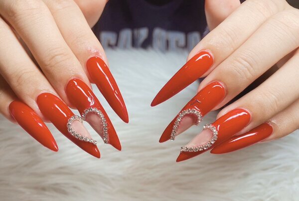 「ハンド ワンカラー」ワンカラーネイルプラス料金パーツ！ 赤のカラーははっきりし、ロングネイルなのでより目立ちます！|Nail Salon Linda