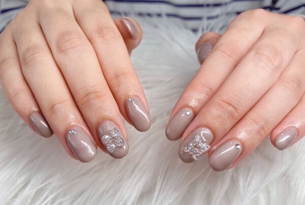 「ハンド 定額デザイン」肌なじみの良いベージュカラーにリボン2個乗せ！可愛らしさも出て素敵です！|Nail Salon Linda