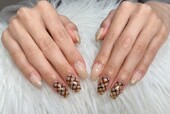 「ハンド ミドルコース」チェック柄を秋らしい色で描いています！|Nail Salon Linda