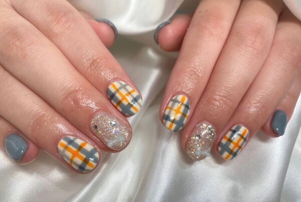 「ハンド ライトコース」デザインのままの色味で寒色ネイル初挑戦！ とってもお似合いです！|Nail Salon Linda