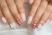 「ハンド ライトコース」デザインのままの色味で寒色ネイル初挑戦！とってもお似合いです！ |Nail Salon Linda