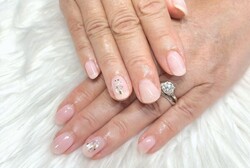 「ハンド 定額デザイン」ワンカラーにシェルのアクセントが華やかにしてくれます^ ^|Nail Salon Linda