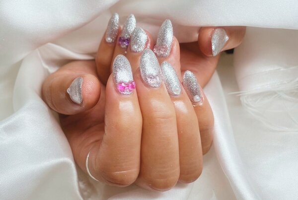 「ハンド 定額デザイン」シルバーラメでギラギラ可愛く、みなさんの目がいくネイルです！|Nail Salon Linda
