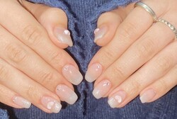 「ハンド ミドルコース」ラメグラデーションにクリアのハートをのせて全体的にちゅるんとした仕上がりです！