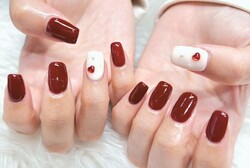 「ハンド 定額デザイン」お色味変更で、大人気ボルドーに！ パーツも色々なお色味揃えてます^ ^|Nail Salon Linda