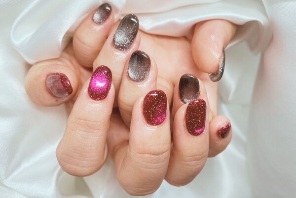 「ハンド マグネット・ワンカラー」ピンクと黒で甘辛ミックス！！ 艶きらかわいいです！|Nail Salon Linda