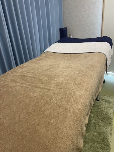 個室の施術ベッド
