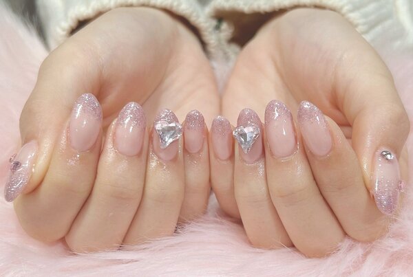 「ハンド ライトコース」馴染みの良いピンクベージュに上からキラキラのピンクラメとハートパーツでワンホンネイルに♡|Nail Salon Linda